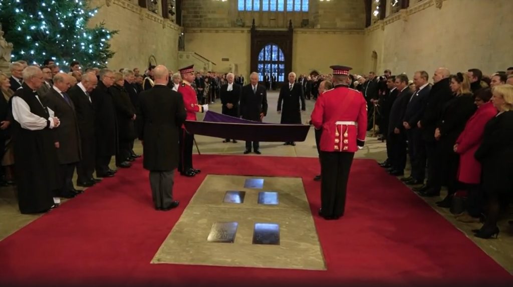 The King unveils the new plaque to commemorate The late Queen Elizabeth II in Parliament